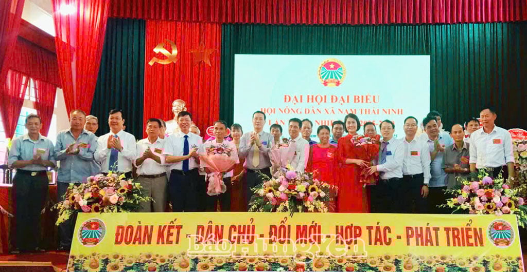 គណៈប្រតិភូបានថតរូបអនុស្សាវរីយ៍ជាមួយគណៈកម្មាធិការប្រតិបត្តិសមាគមកសិករឃុំ Nam Thai Ninh អាណត្តិ 2025 - 2030។