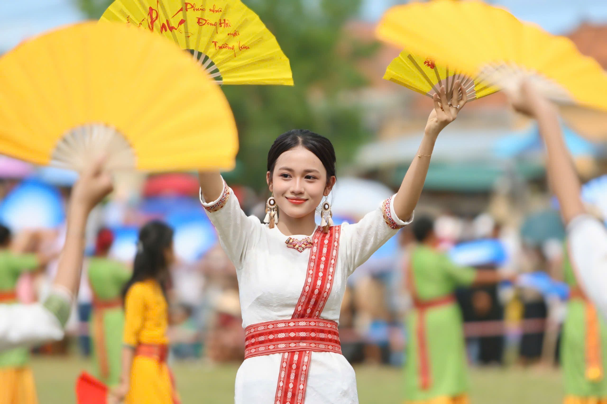 Sắc màu lễ rước y trang của đồng bào Chăm tại lễ hội Katê 2025- Ảnh 8.