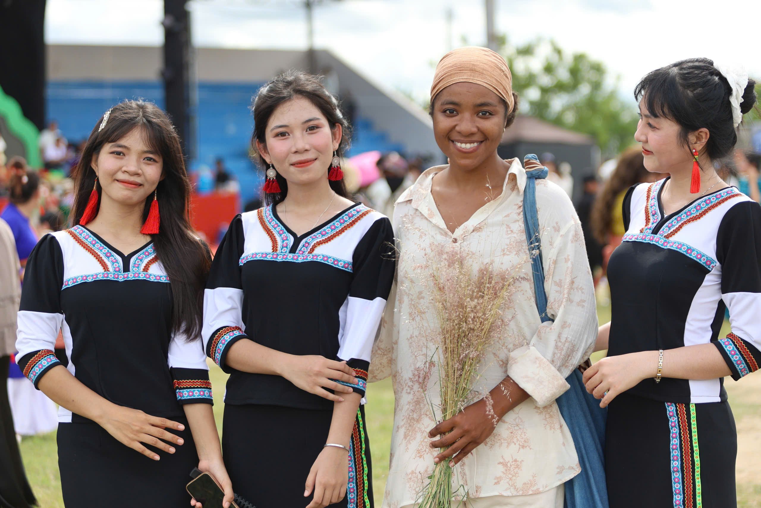 Sắc màu lễ rước y trang của đồng bào Chăm tại lễ hội Katê 2025- Ảnh 10.