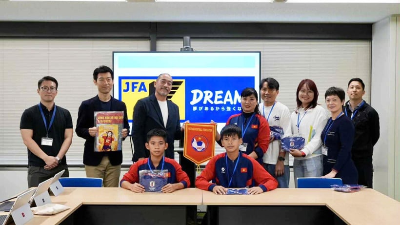 카오 후이 호앙과 응우옌 만 중이라는 두 선수가 일본 축구 훈련 프로그램을 경험했습니다.