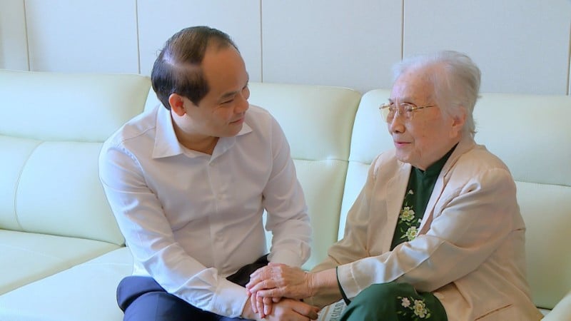 Phó Chánh án Tòa án nhân dân tối cao Nguyễn Quốc Đoàn thăm hỏi nguyên Phó Chủ tịch nước Nguyễn Thị Bình.