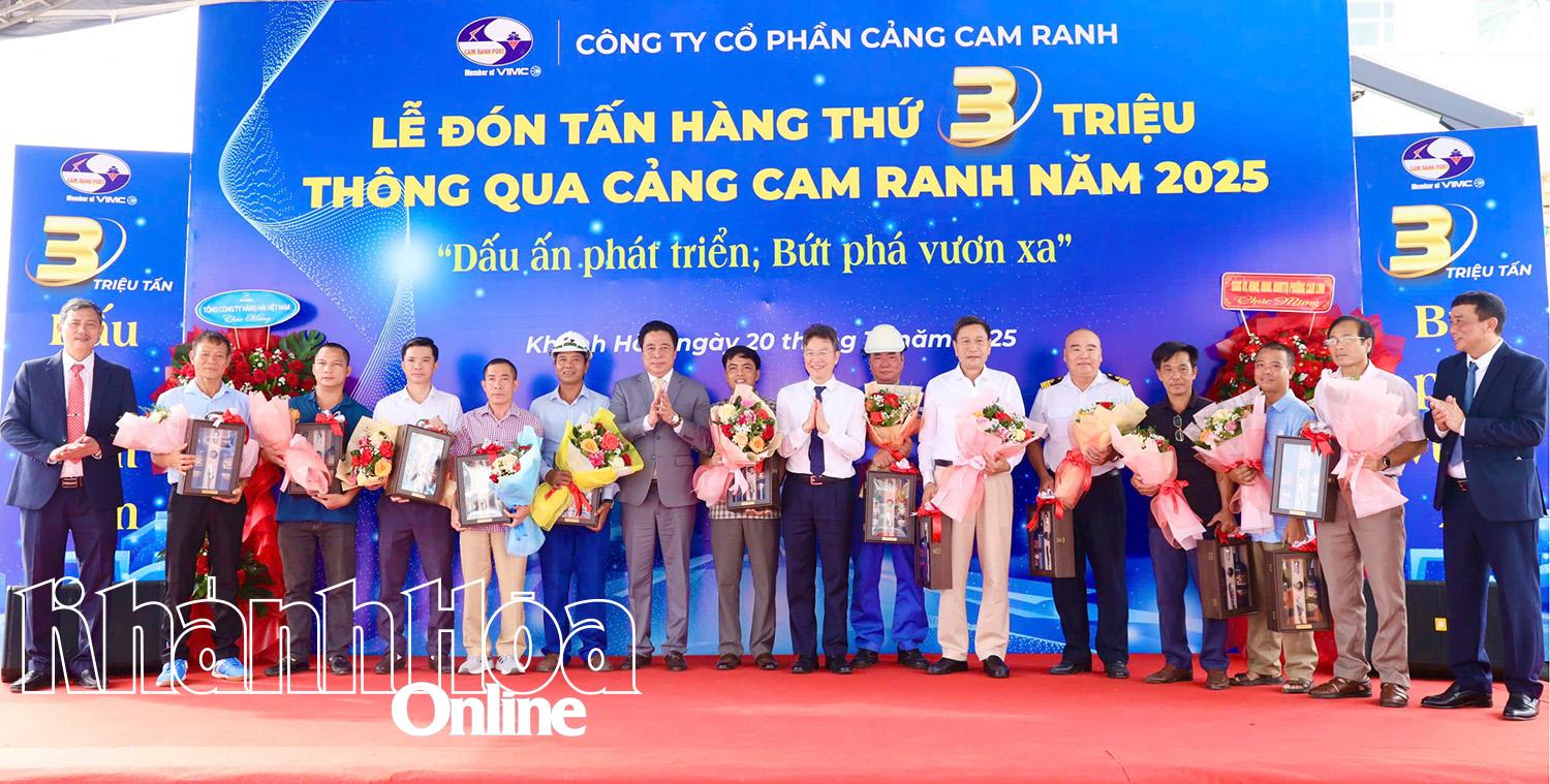 O camarada Nguyen Khac Toan e os líderes da Vietnam National Shipping Lines e da Cam Ranh Port Joint Stock Company entregaram flores para agradecer aos clientes e armadores.