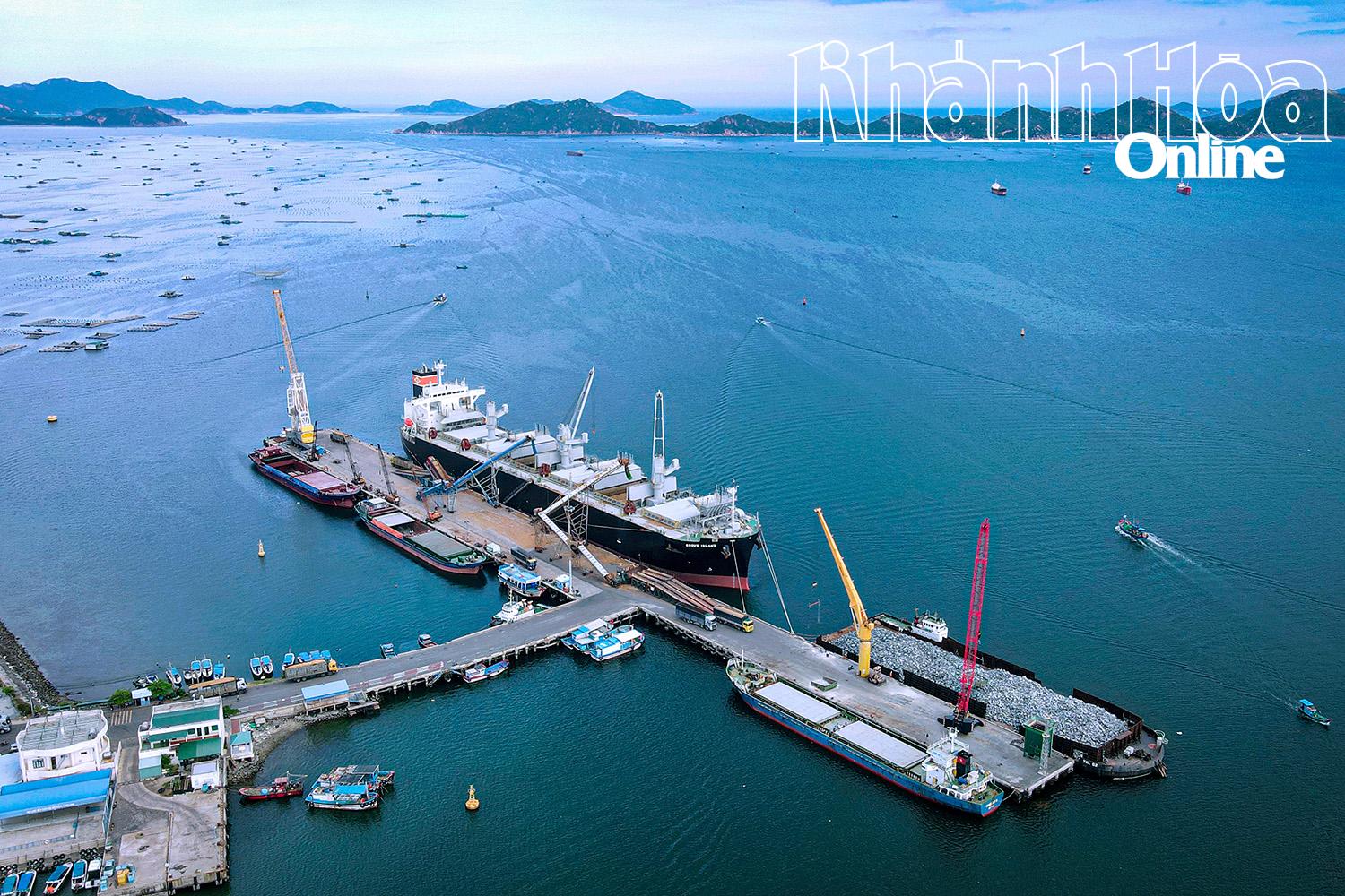 Atividades de carga e descarga no Porto de Cam Ranh.