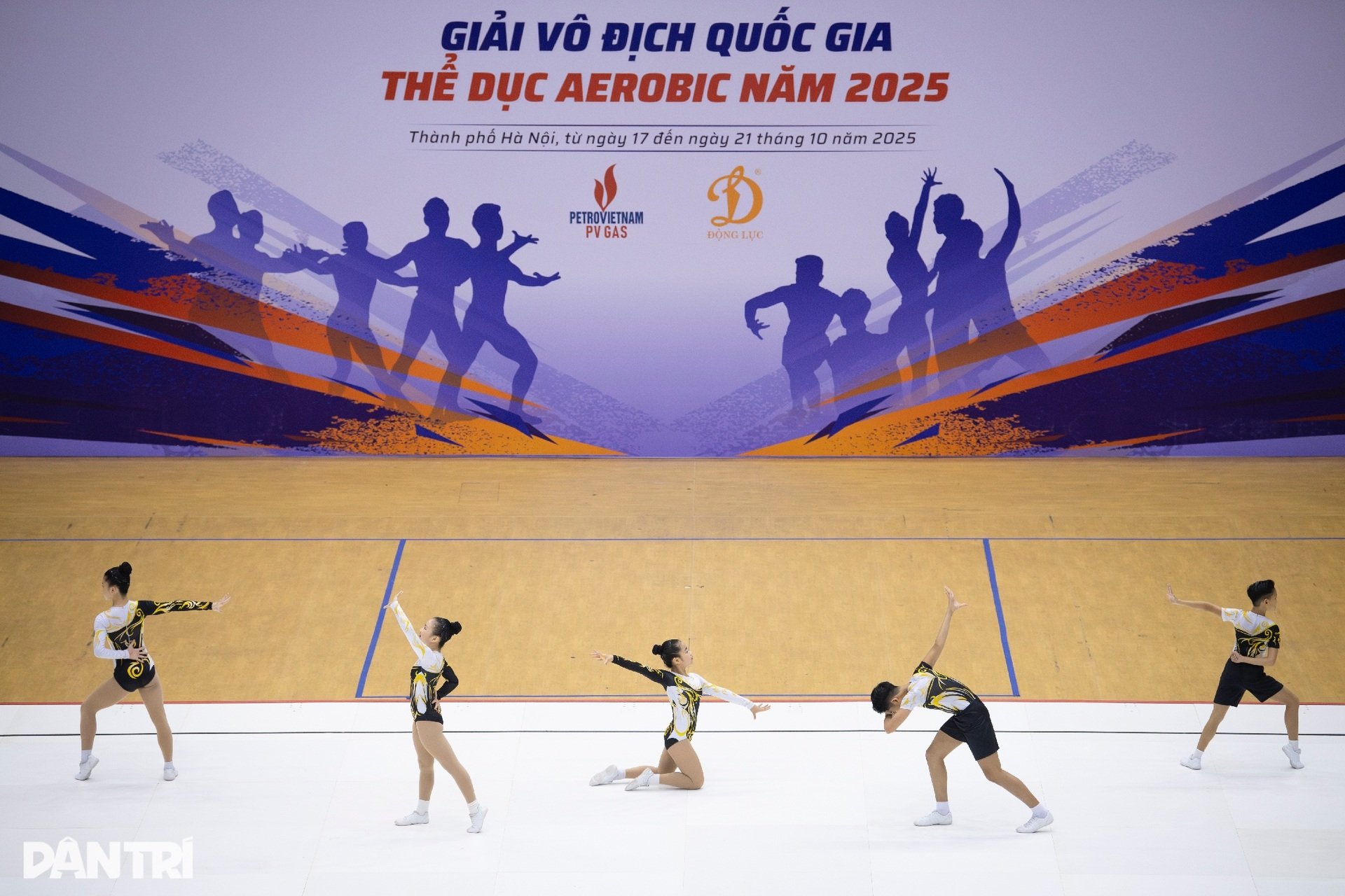 Vẻ đẹp đồng đều, dẻo dai của các VĐV Aerobic tại giải vô địch quốc gia - 1