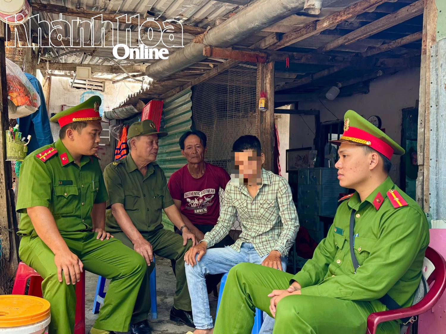លោក Le Huu Ngoc (ទី 2 ពីឆ្វេង) បានមកលើកទឹកចិត្តយុវជនម្នាក់បន្ទាប់ពីជួសជុលរួចរាល់។
