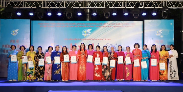 Colorful Ao Dai Festival for Women in Hai Ba Trung Ward - Photo 4. Rực rỡ sắc màu Festival Áo dài Phụ nữ phường Hai Bà Trưng- Ảnh 4.