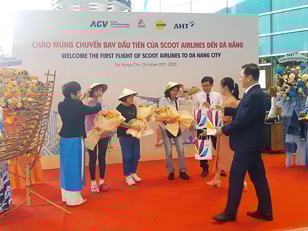 Tặng hoa và quà lưu niệm cho các vị khách đầu tiên trên chuyến bay TR314 của Scoot Airlines hạ cánh sân bay Đà Nẵng chiều ngày 20/10.