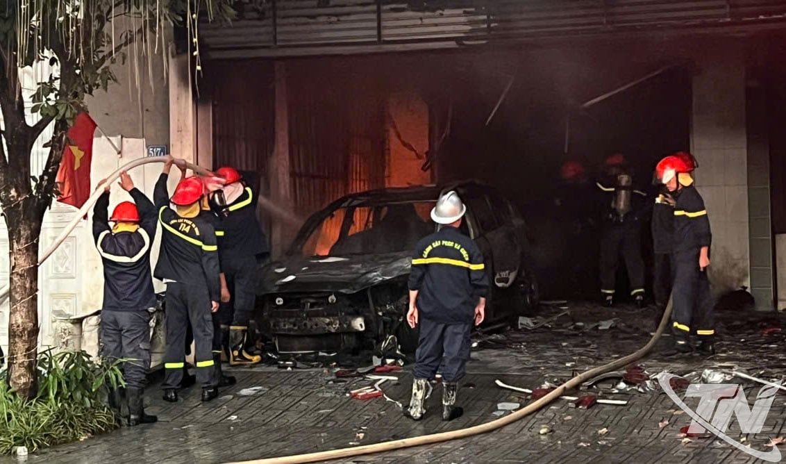 Pompierii au stins incendiul după aproximativ o oră; însă, mașina a ars complet.
