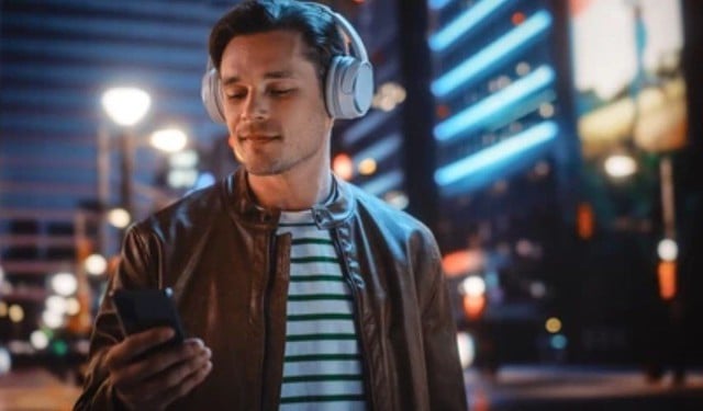 Muitos jovens que usam esse tipo de fone de ouvido devem ter cuidado ou vão se arrepender - Foto 2. Nhiều bạn trẻ sử dụng tai nghe kiểu này coi chừng hối không kịp - Ảnh 2.