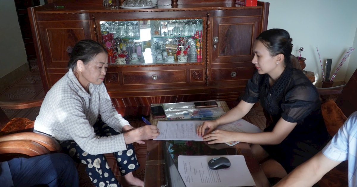 Cán bộ xã đến nhà dân làm thủ tục hành chính