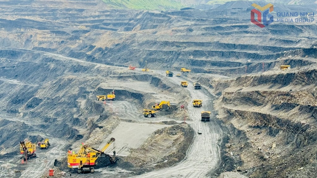 Aushub von Erde und Gestein beim Kohleabbau bei der Deo Nai Coal Joint Stock Company – Coc 6 (TKV). Foto: Manh Truong