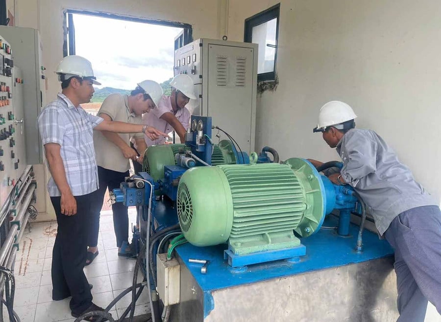 Công nhân Xí nghiệp Thủy lợi Định Bình kiểm tra, sửa chữa máy móc, trang thiết bị để vận hành hiệu quả công trình.