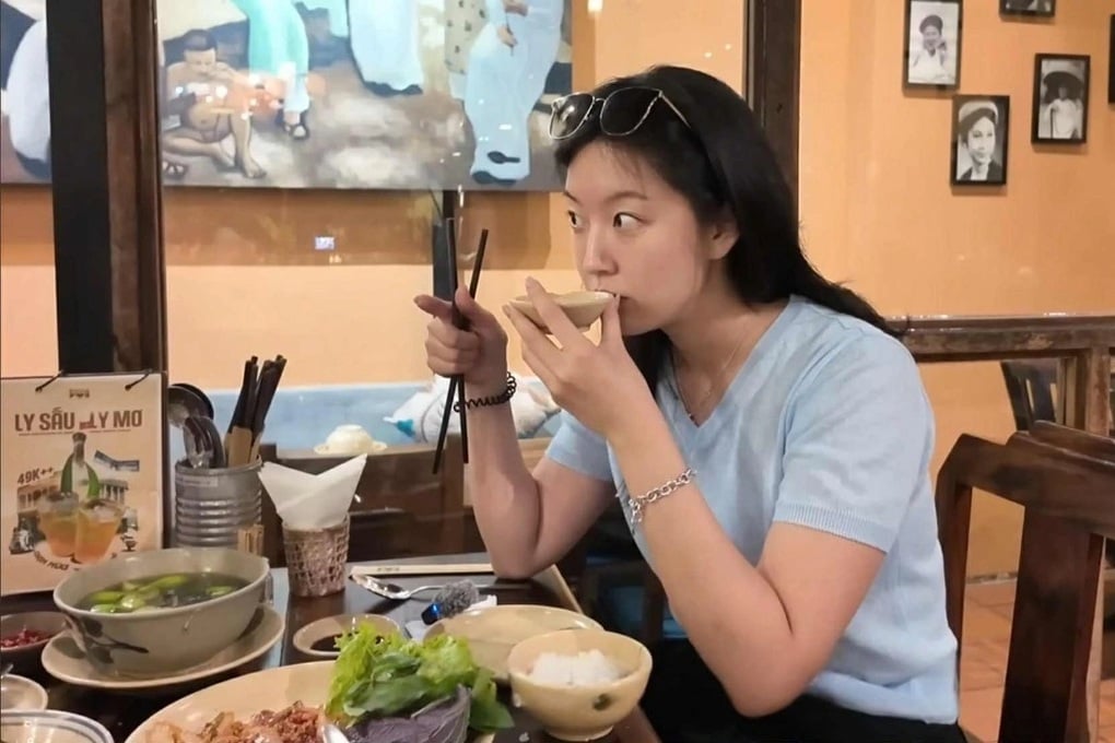 Du khách Hàn Quốc thử mắm tôm ở Việt Nam và thái độ gây bất ngờ - 2