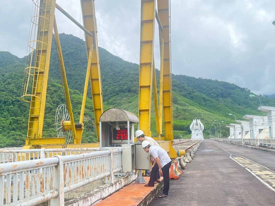 Kỹ sư Xí nghiệp Thủy lợi Định Bình kiểm tra hệ thống đo mức nước tự động của hồ Định Bình.