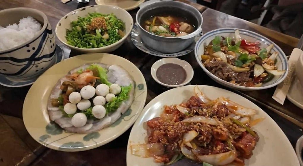 Du khách Hàn Quốc thử mắm tôm ở Việt Nam và thái độ gây bất ngờ - 3