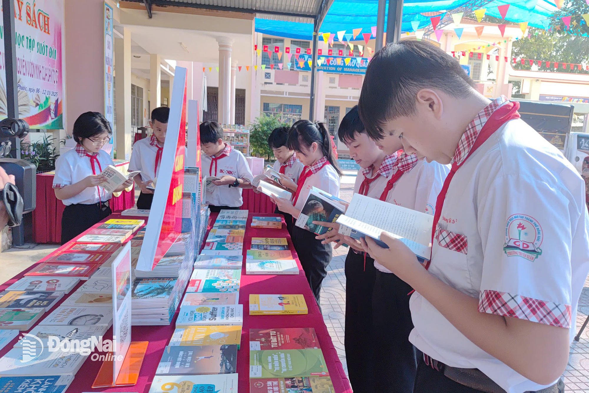 Elever vid Tan Xuan Secondary School, Binh Phuoc-distriktet, Dong Nai-provinsen läser böcker i ett evenemang som svar på veckan för livslångt lärande 2025. Foto: Medarbetare