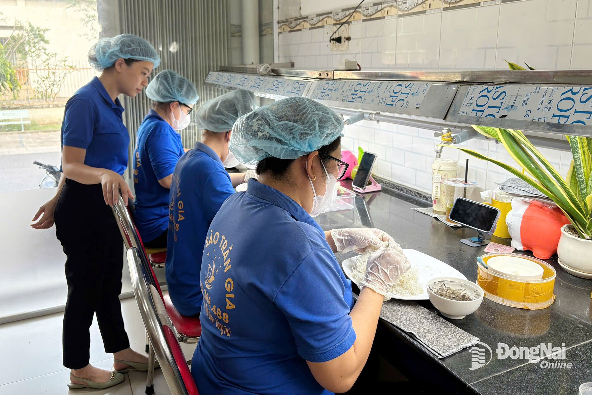 Oppstartsmodellen med fugleredeprodukter under Tran Gia-merket tilhørende Pham Le Dieu Hangs familie (i Dinh Quan kommune, Dong Nai-provinsen). Foto: Dan Nhi
