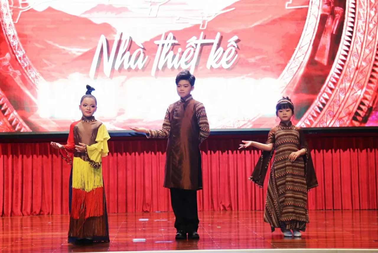 Người mẫu team Hàn Phượng và 05 cán bộ của Bộ trình diễn
