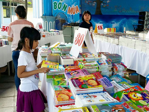 सप्ताहांत पर ग्रीष्मकालीन पुस्तक मेला अभिभावकों और छात्रों के लिए कई प्रोत्साहन प्रदान करता है