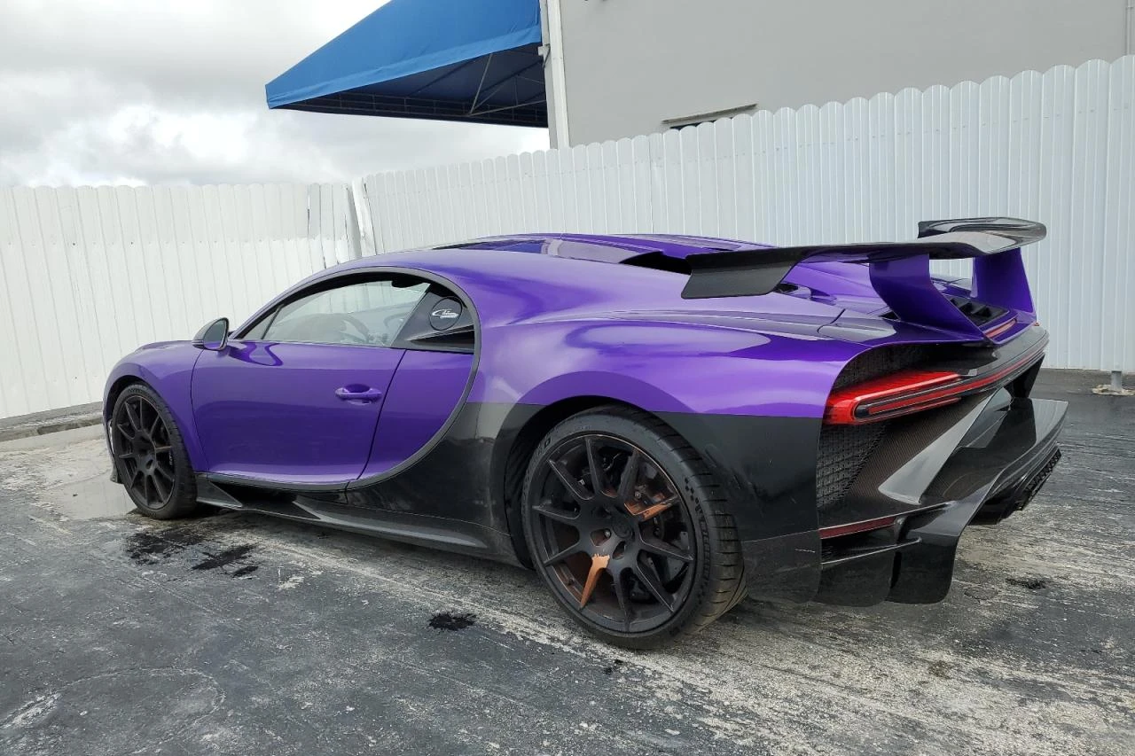 Bagian belakang dan sayap tetap Chiron Pur Sport tidak terpengaruh dalam tabrakan tersebut.