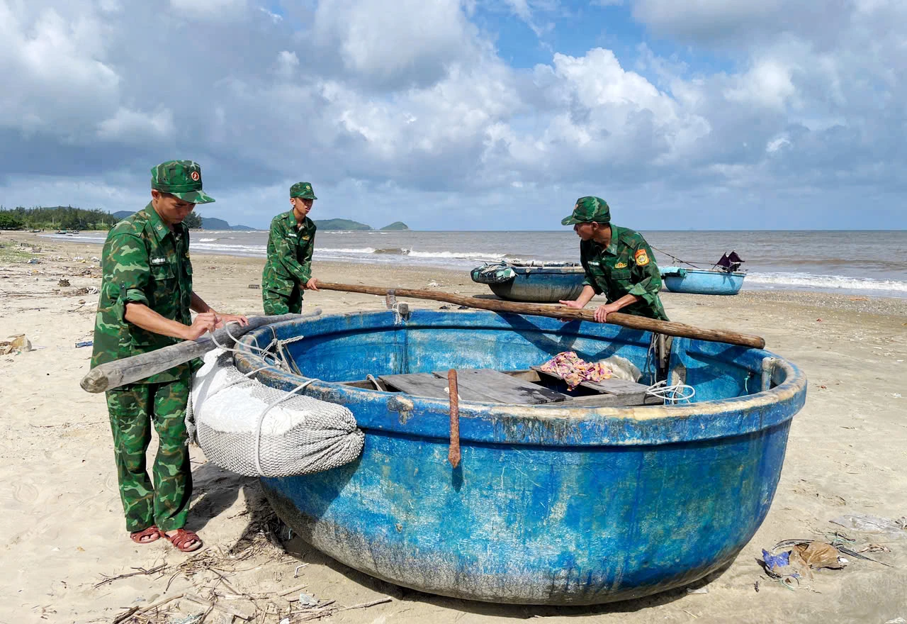 Membantu nelayan mengangkut peralatan memancing ke lokasi yang selamat - Foto: T.L