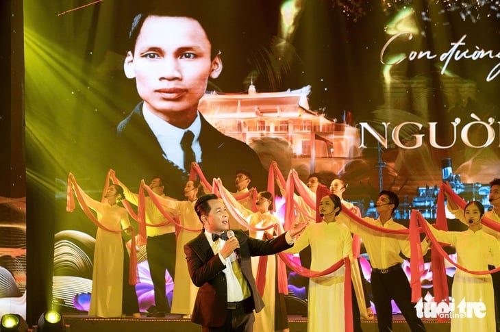 ชมละคร The Flower King's Dream ชีวิตของมิสลู รำลึกถึงตรัน ฮู่ ตรัง - ภาพที่ 4 Trần Hữu Trang - Ảnh 4.