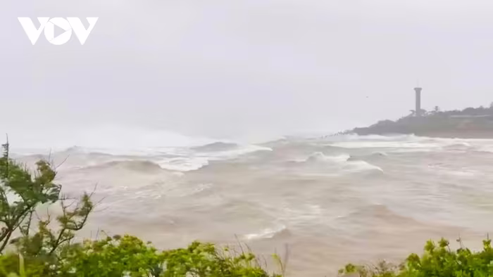 Không khí lạnh làm bão suy yếu nhưng lại gây mưa rất lớn tại các tỉnh miền Trung