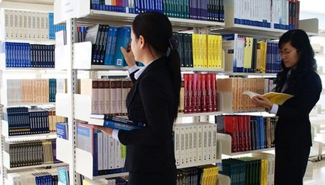Păstrătorii cunoașterii în era digitală – Bibliotecari pionieri în transformarea digitală - Fotografia 2. Người giữ lửa tri thức thời đại số – Những cán bộ thư viện tiên phong chuyển đổi số - Ảnh 2.