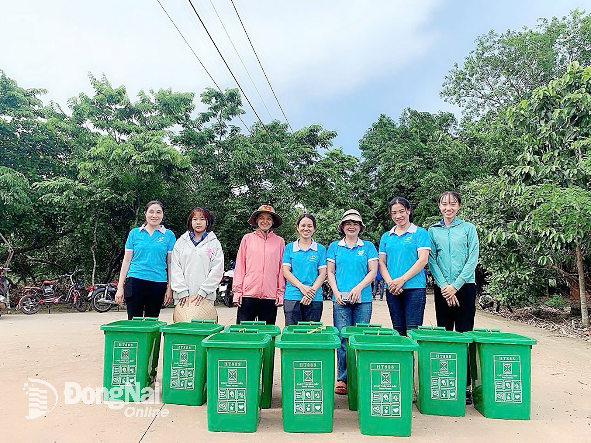 Representantes de la Unión de Mujeres del Barrio y del Comité de Frente de los barrios del Barrio Dong Xoai promueven y movilizan a miembros y residentes para implementar el modelo del Basurero Familiar, uniendo esfuerzos para proteger el medio ambiente. Foto: DPCC