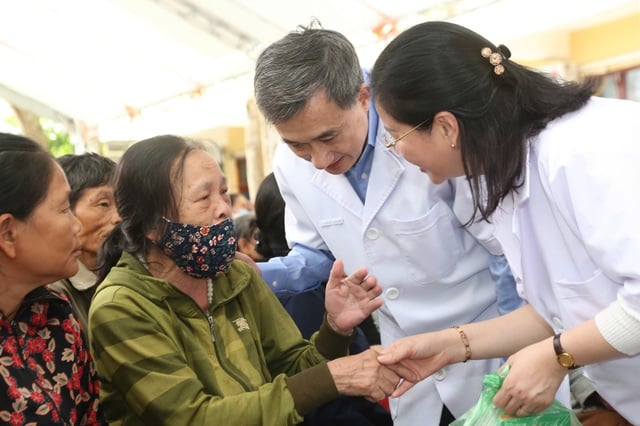 Thầy thuốc trẻ hỗ trợ người dân khắc phục hậu quả bão lũ - Ảnh 1.