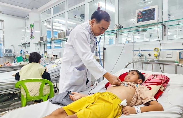 Il medico del popolo Pham Van Dung: eccellente nella sua professione, si dedica con tutto il cuore al suo lavoro - Foto 1.