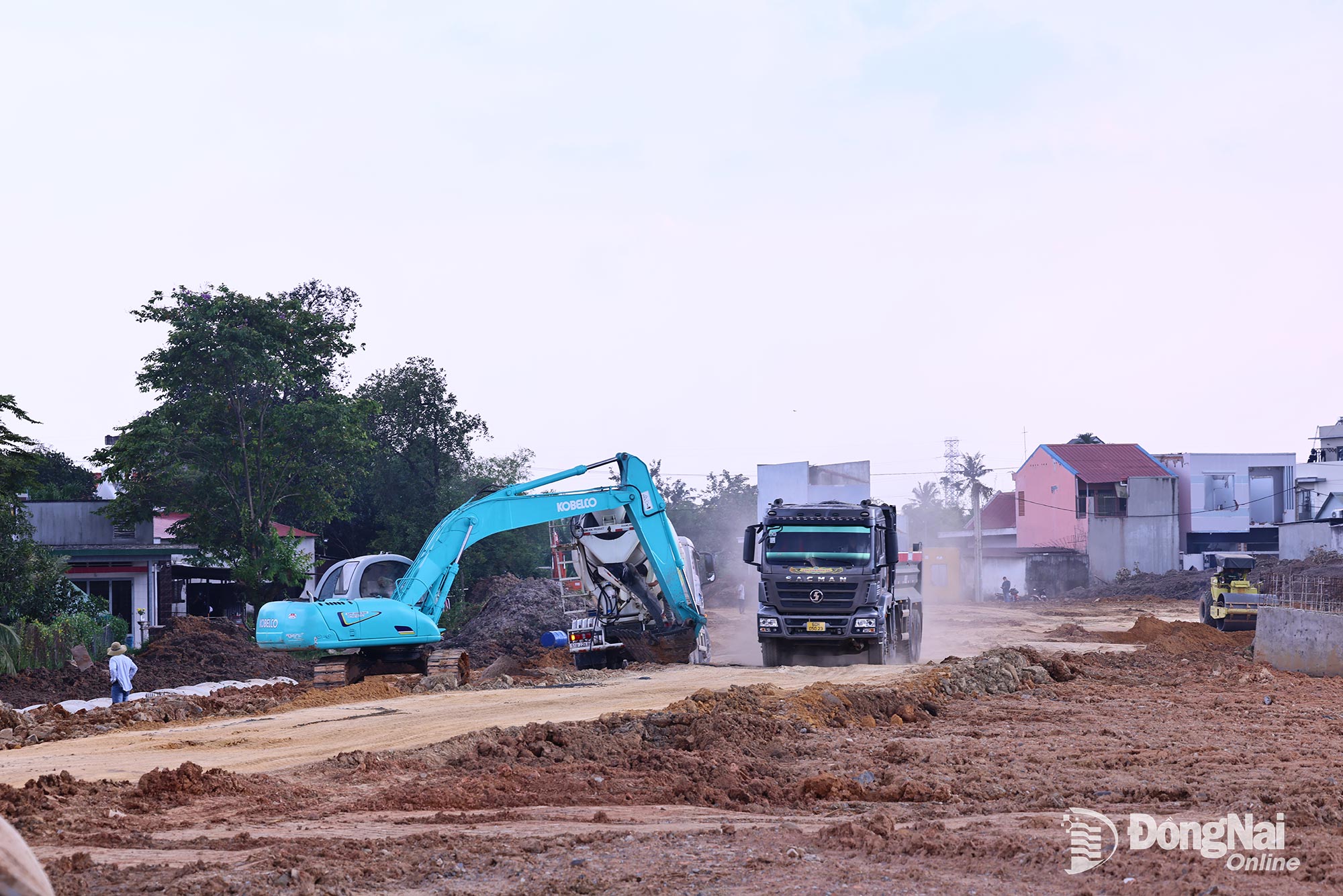 Proiectul Drumului Central din districtul Tran Bien este unul dintre proiectele cheie ale provinciei care este accelerat. Foto: Cong Nghia