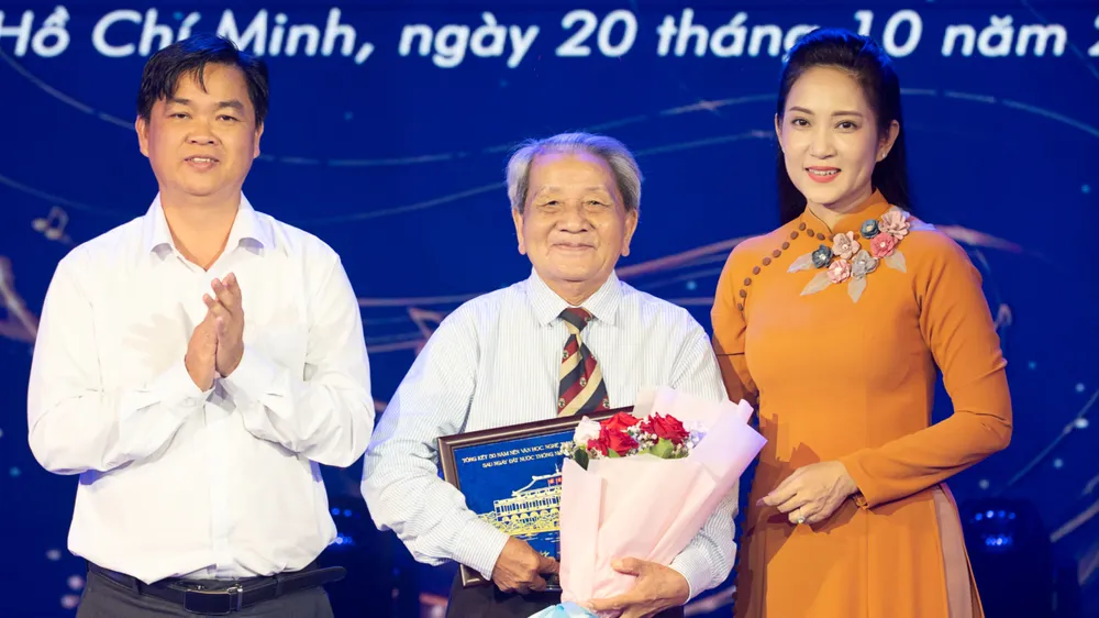 ທ່ານ​ເລຂາທິການ​ໃຫຍ່​ຄະນະ​ໂຄສະນາ​ອົບຮົມ​ສູນ​ກາງ​ພັກ​ກອມ​ມູນິດ​ໂຮ່ຈິ​ມິນ ​ເລ​ວັນ​ມິນ, ຮອງ​ຫົວໜ້າ​ພະ​ແນ​ກວັດທະນະທຳ ​ແລະ ກິລາ​ນະຄອນ​ໂຮ່ຈິ​ມິນ ຫງວຽນ​ທິແທ່ງ​ທ້ວນ ​ໄດ້​ມອບ​ດອກ​ໄມ້ ​ແລະ ຂອງ​ທີ່​ລະນຶກ​ໃຫ້​ນັກ​ກະວີ ຮ່ວາຍ​ວູ. ຮູບພາບ: THUY BINH