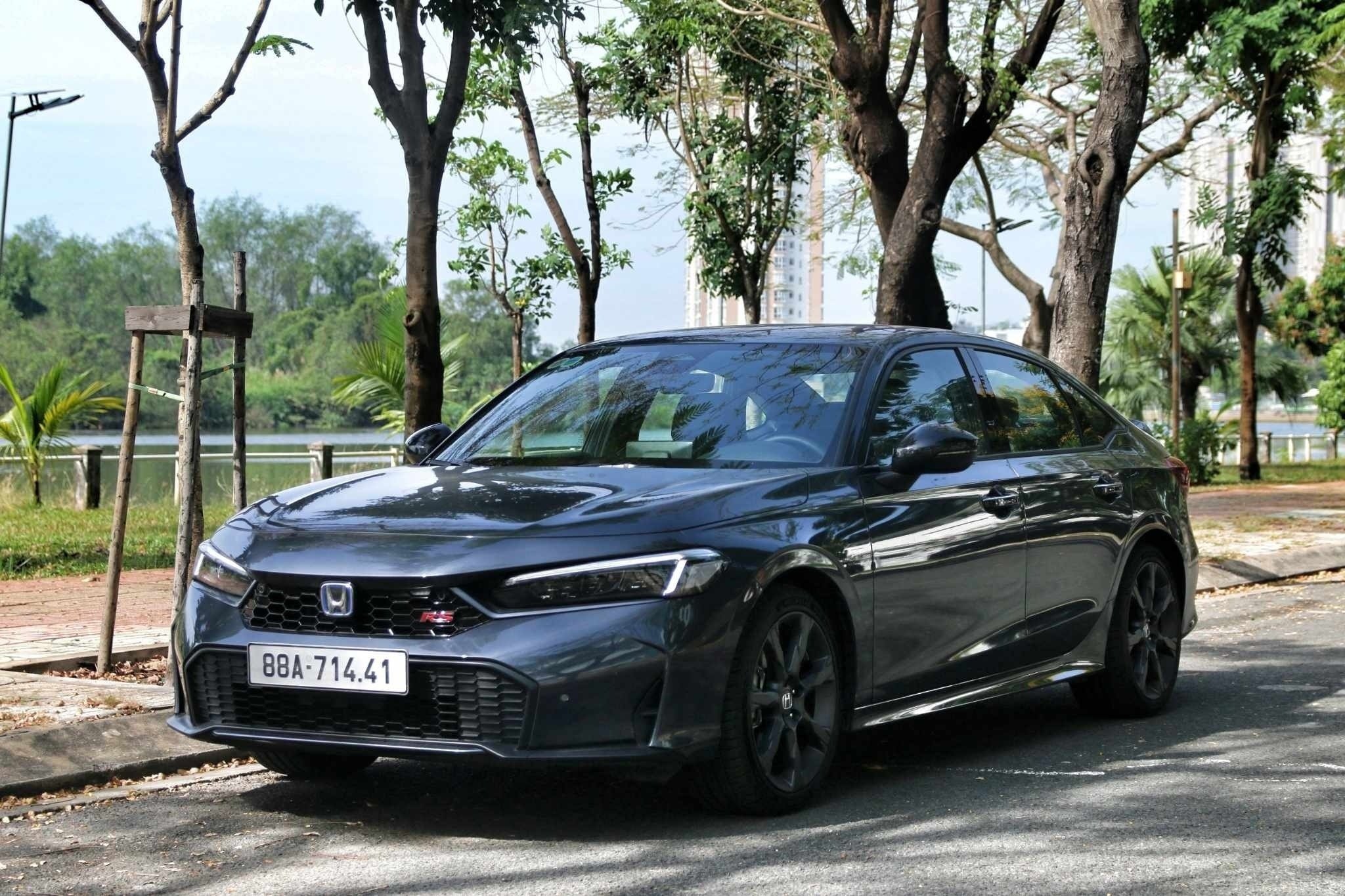 De voorkant van de Honda Civic e:HEV RS heeft een zwart gespoten grille en een opvallend RS-logo.