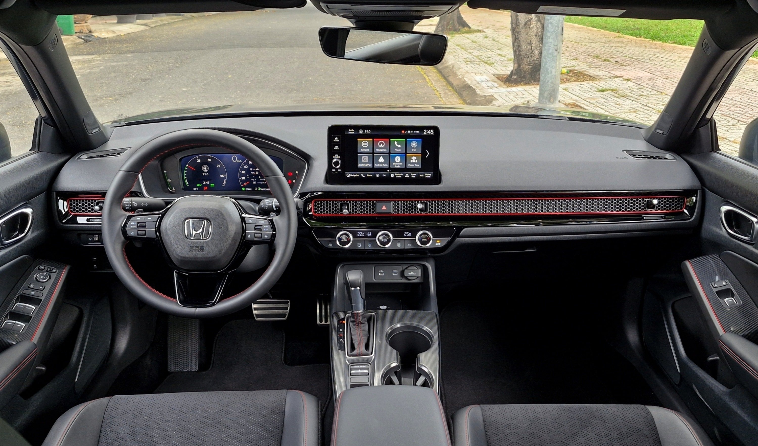 Het interieur van de Honda Civic e:HEV RS is ontworpen met het oog op de bestuurder en bevat sportieve details.