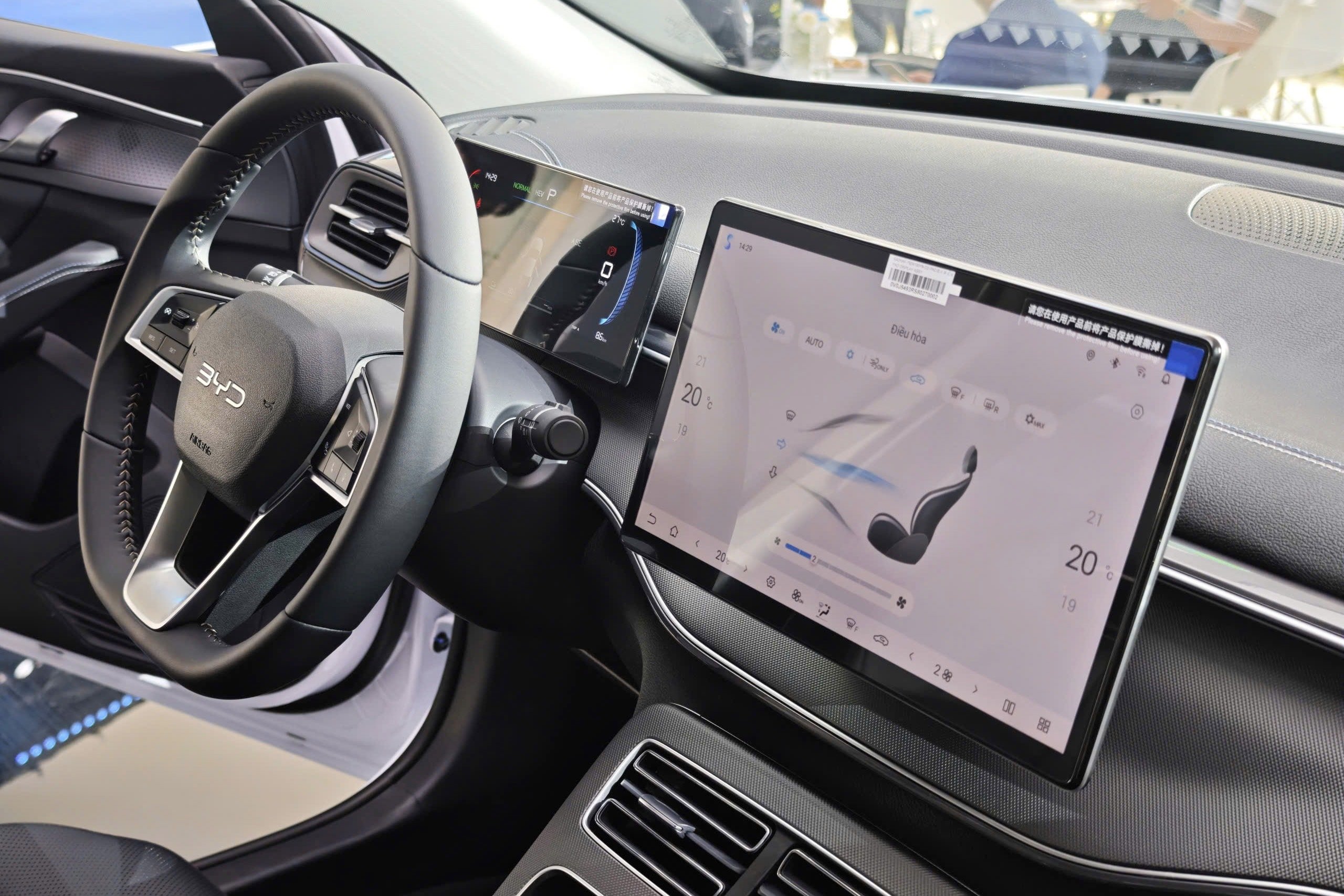 BYD Seal 5 interieur met groot centraal scherm en minimalistisch design.