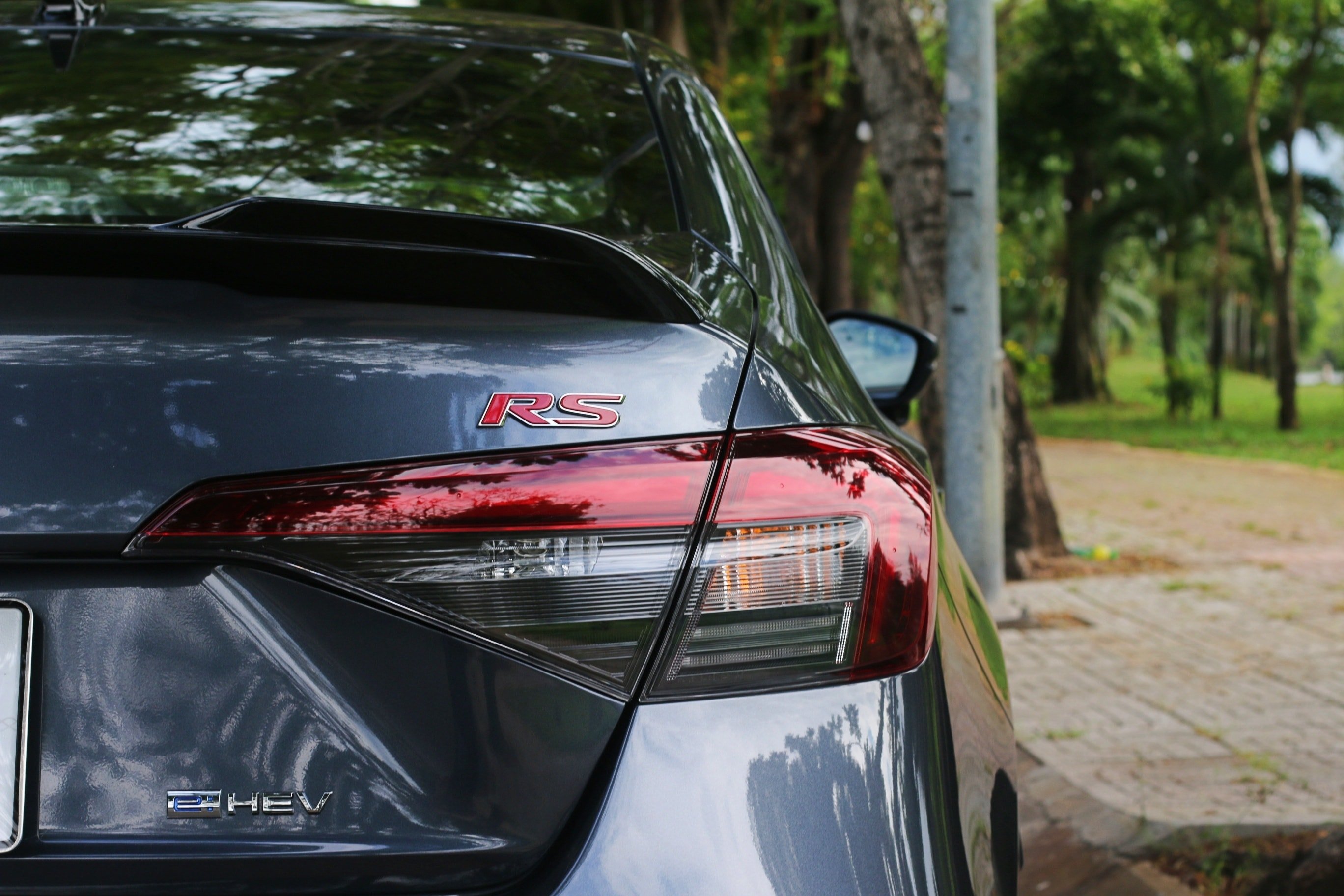 Honda Civic e:HEV RS achterkant met spoiler en sportief design.