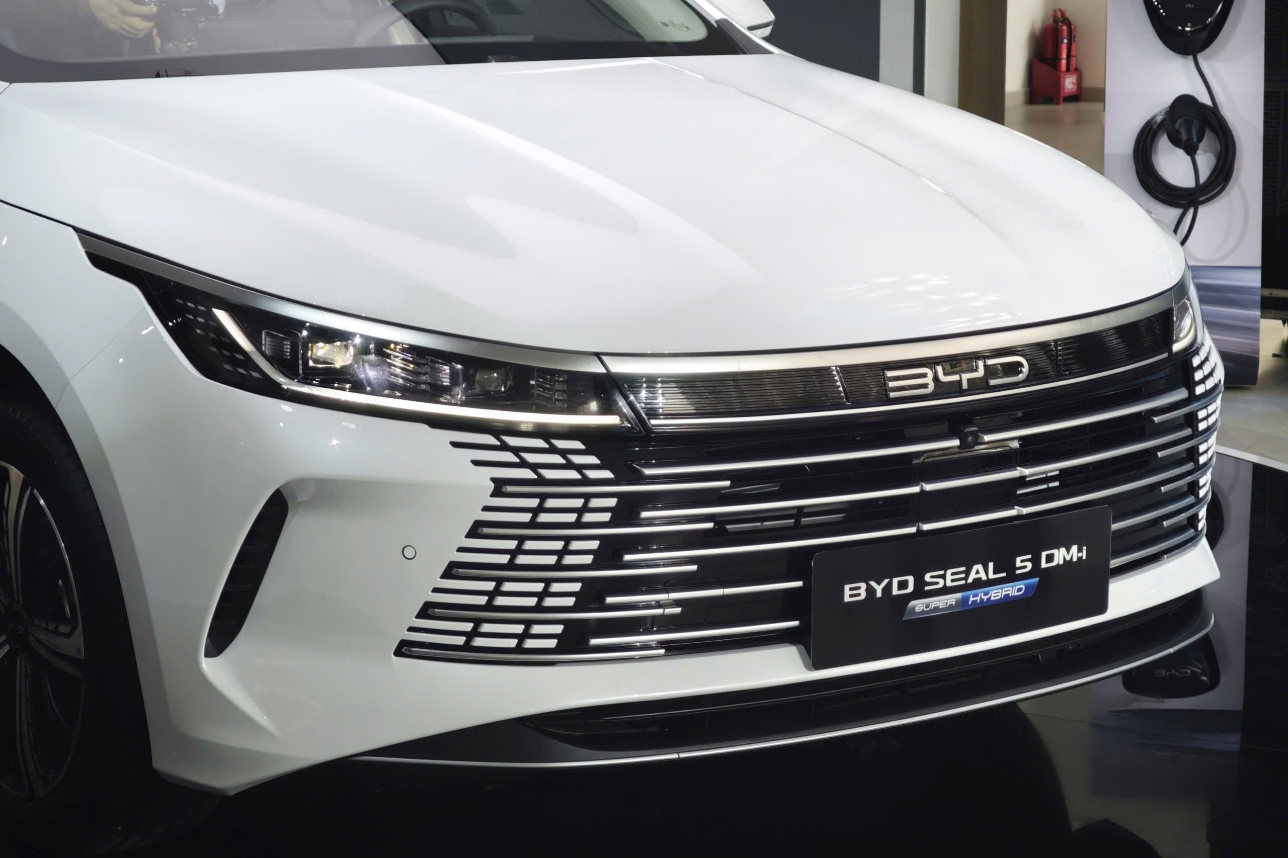 Grilledetails en BYD-logo op het Seal 5-model.
