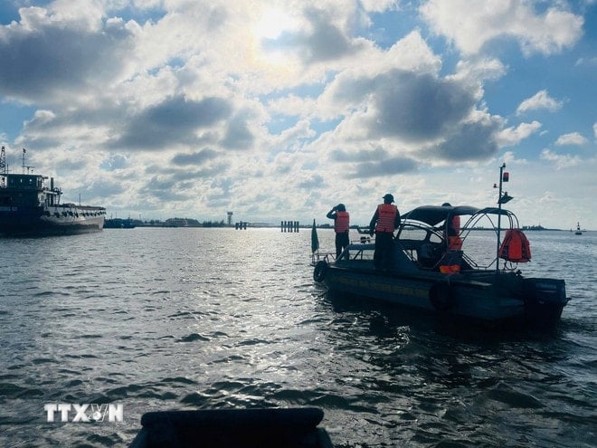Aufruf an Schiffe, an Land zu kommen, um vor Sturm Nr. 12 Schutz zu suchen. (Foto: Mai Trang/VNA) ttxvn-tau-thuyen-tru-bao.jpg