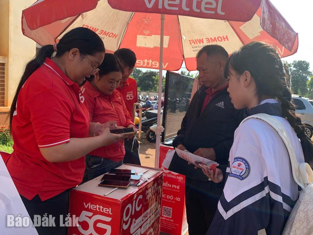 Mitarbeiter von Viettel Dak Lak unterstützen Kunden bei der Nutzung von 5G-Wellen. (Illustrationsfoto)