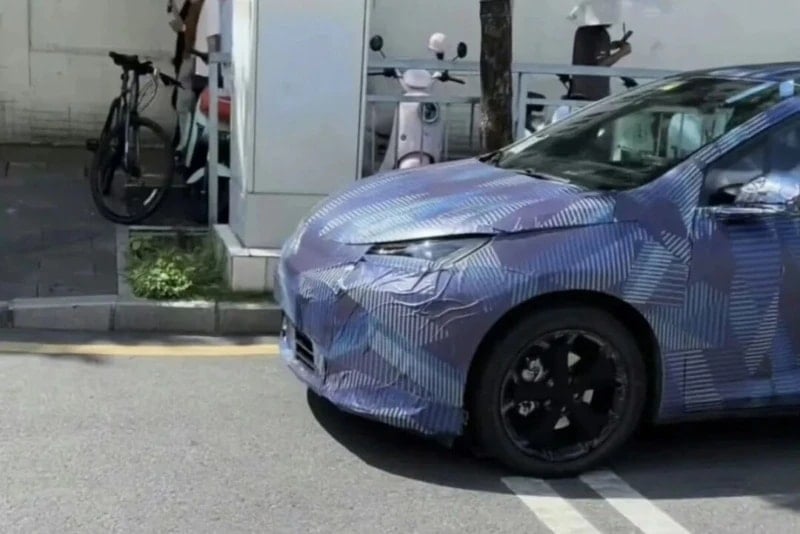 BYD Dolphin 2026 prototype rijdt met camouflage