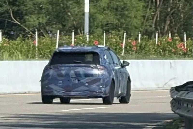 Het design van de achterkant van de BYD Dolphin 2026 is licht aangepast.