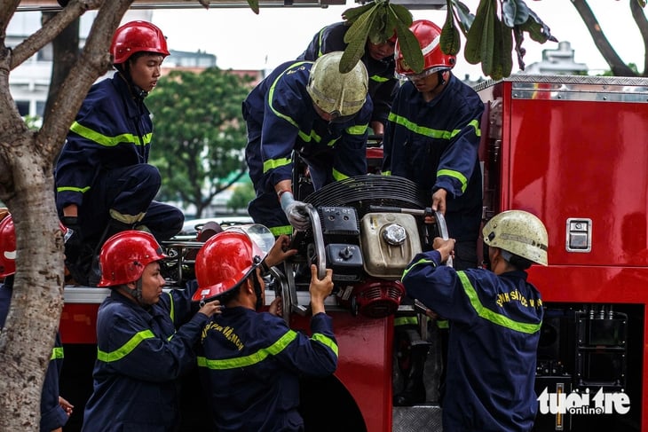 Wohnungsbrand im Bezirk Khanh Hoi: 2 eingeschlossene Personen gerettet und 300 Menschen in Sicherheit gebracht – Foto 1. Cháy chung cư ở phường Khánh Hội: Cứu 2 người mắc kẹt và hướng dẫn 300 người thoát ra ngoài an toàn- Ảnh 1.
