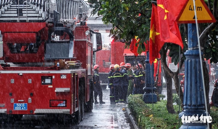 Wohnungsbrand im Bezirk Khanh Hoi: 2 eingeschlossene Personen gerettet und 300 Menschen in Sicherheit gebracht – Foto 2. Cháy chung cư ở phường Khánh Hội: Cứu 2 người mắc kẹt và hướng dẫn 300 người thoát ra ngoài an toàn- Ảnh 2.