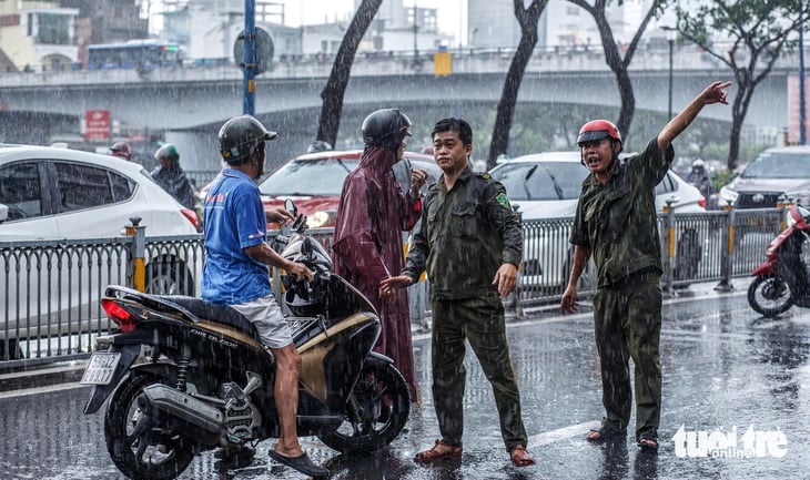 Wohnungsbrand im Bezirk Khanh Hoi: 2 eingeschlossene Personen gerettet und 300 Menschen in Sicherheit gebracht – Foto 4. Cháy chung cư ở phường Khánh Hội: Cứu 2 người mắc kẹt và hướng dẫn 300 người thoát ra ngoài an toàn- Ảnh 4.