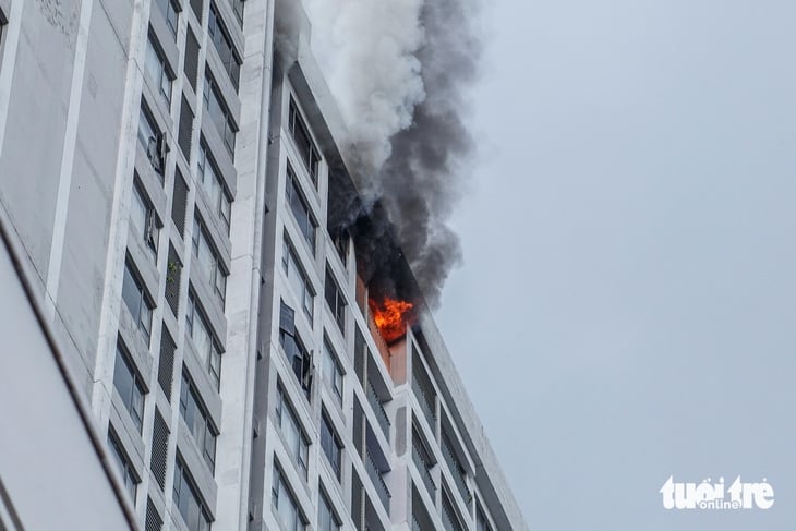 Wohnungsbrand im Bezirk Khanh Hoi: 2 eingeschlossene Personen gerettet und 300 Menschen in Sicherheit gebracht – Foto 5. Cháy chung cư ở phường Khánh Hội: Cứu 2 người mắc kẹt và hướng dẫn 300 người thoát ra ngoài an toàn- Ảnh 5.