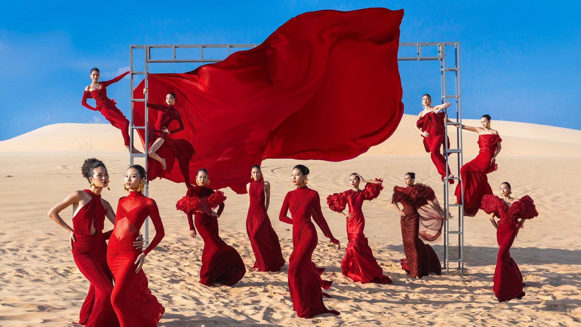Les candidats de Vietnam's Next Top Model 2025 ont impressionné lors du défi photo sur les dunes de sable avec le thème « Vietnam - L'ère de l'essor » dans l'épisode 4.jpg