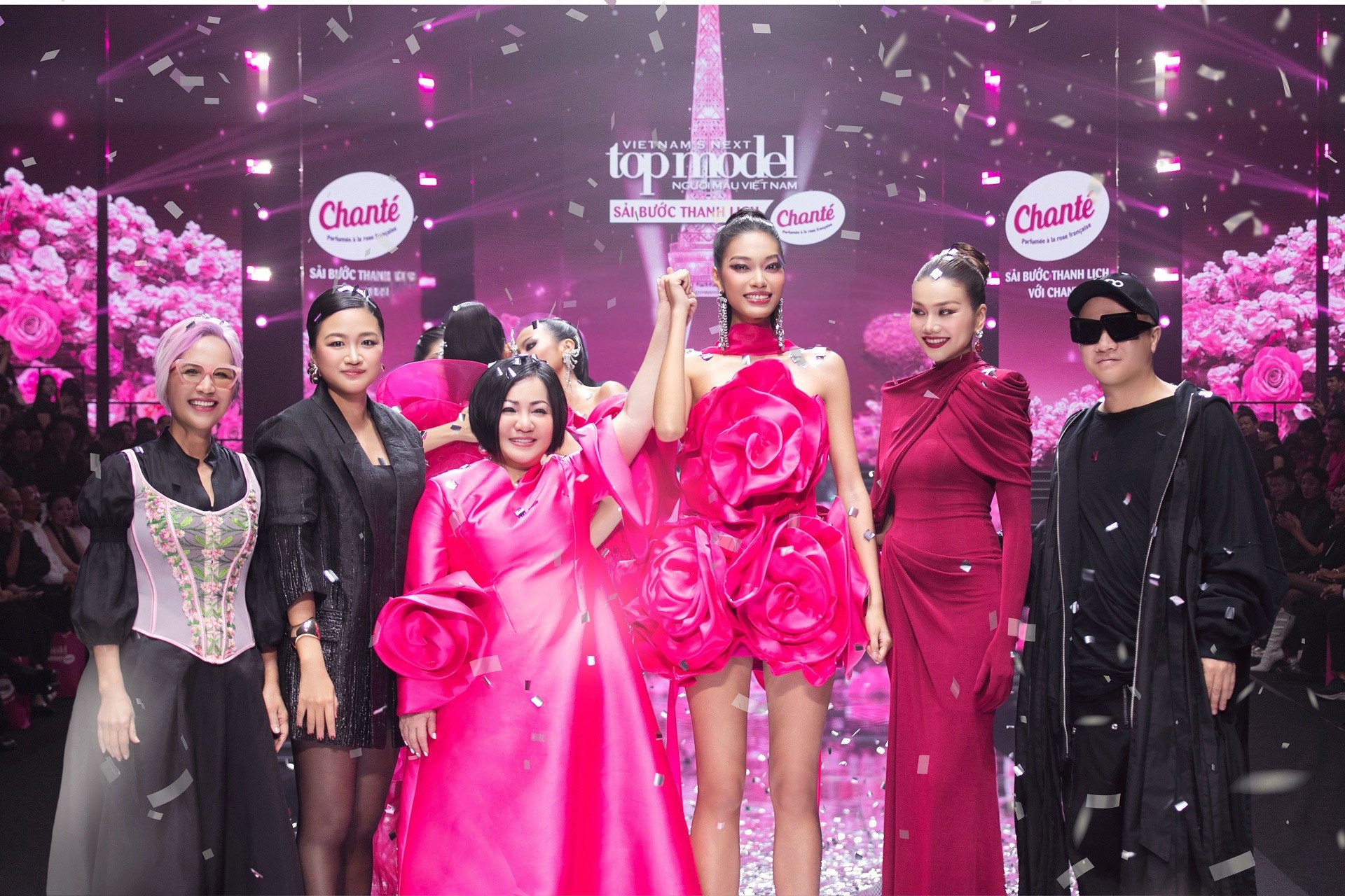 2. Le jury enthousiaste du programme comprend le mannequin Thanh Hang, le designer Do Manh Cuong, le directeur artistique Ha Do et la juge invitée de Happer's Bazaar Vietnam, Mme Tran Nguyen Thien Huong.jpg