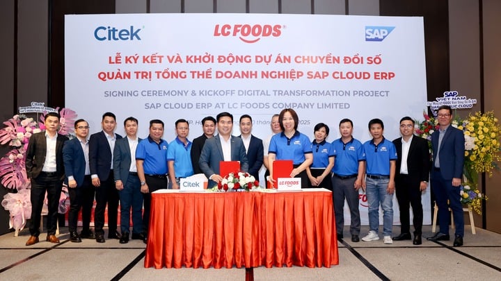 M. Nguyen Cong Tan - Directeur général de Citek (à gauche, au centre) et Mme Huynh Vu Thi Minh Loan - Directrice générale de LC Foods Group (à droite, au centre) lors de la cérémonie de signature et de lancement du projet de transformation numérique de gestion d'entreprise SAP Cloud ERP à Ho Chi Minh-Ville le 20 octobre.