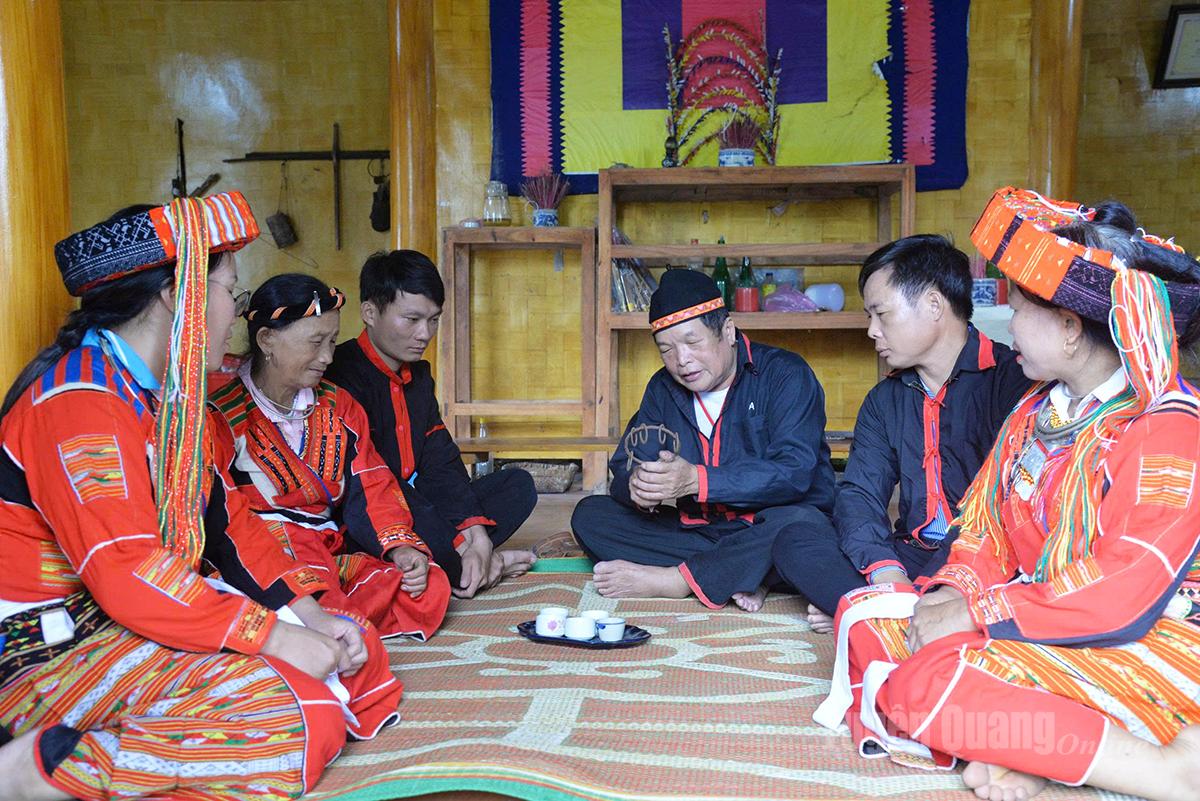 Pa Then versammelten sich die Menschen im traditionellen Haus, um dem Kunsthandwerker Sin Van Phong zuzuhören, der Geschichten über die Traditionen des Dorfes über viele Generationen hinweg erzählte.